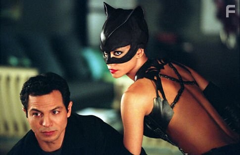 Halle Berry and Benjamin Bratt in Женщина-кошка (2004)