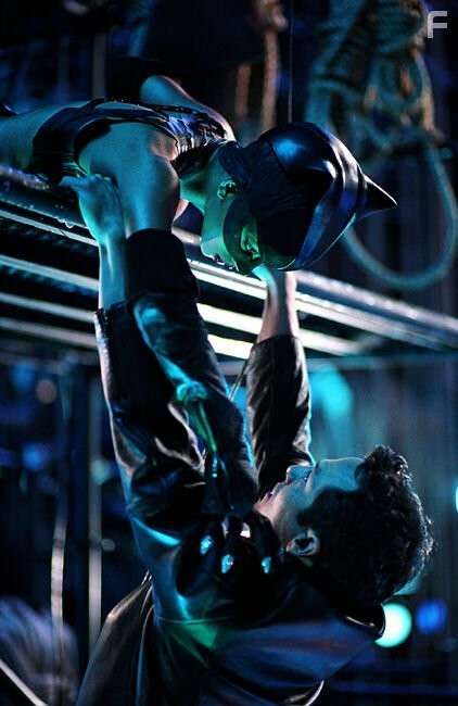 Halle Berry and Benjamin Bratt in Женщина-кошка (2004)