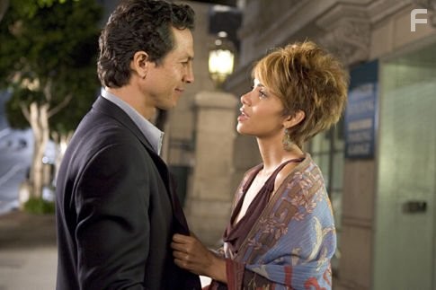 Halle Berry and Benjamin Bratt in Женщина-кошка (2004)
