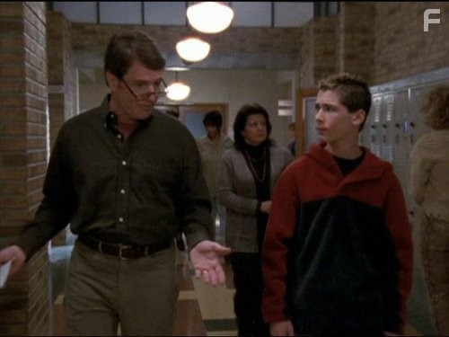 Justin Berfield and Bryan Cranston in Малкольм в центре внимания (2000)
