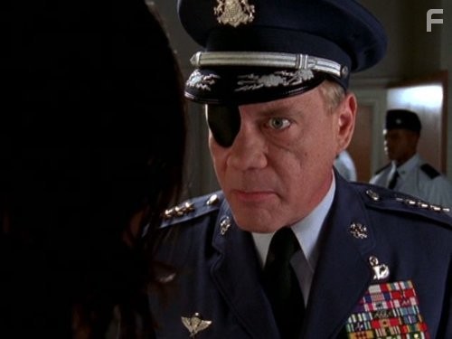 Daniel von Bargen in Малкольм в центре внимания (2000)