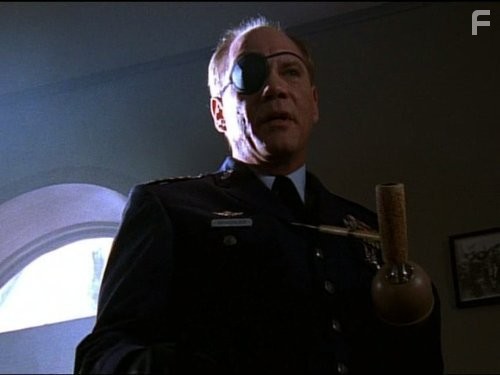 Daniel von Bargen in Малкольм в центре внимания (2000)