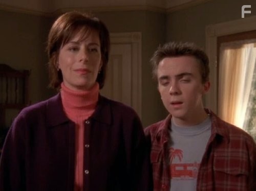 Frankie Muniz and Jane Kaczmarek in Малкольм в центре внимания (2000)