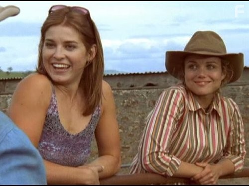 Bridie Carter and Alexandra Davies in Дочери Маклеода (2001)