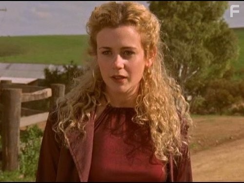Rachael Carpani in Дочери Маклеода (2001)