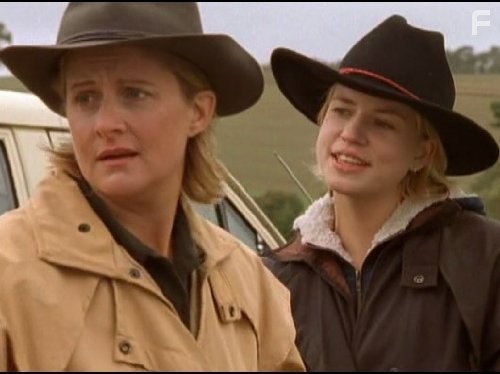 Jessica Napier and Sonia Todd in Дочери Маклеода (2001)
