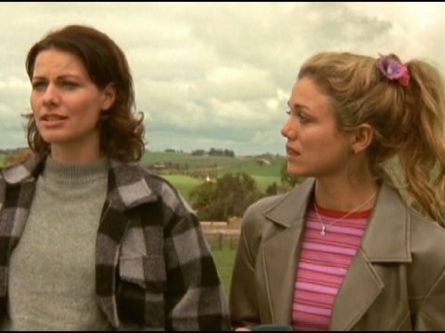 Bridie Carter and Lisa Chappell in Дочери Маклеода (2001)