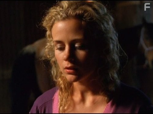 Rachael Carpani in Дочери Маклеода (2001)
