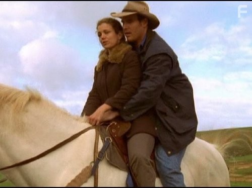 Bridie Carter and Aaron Jeffery in Дочери Маклеода (2001)
