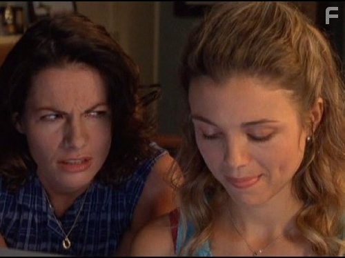 Bridie Carter and Lisa Chappell in Дочери Маклеода (2001)