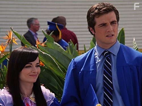 Beau Mirchoff and Ashley Rickards in Неуклюжая (2011)