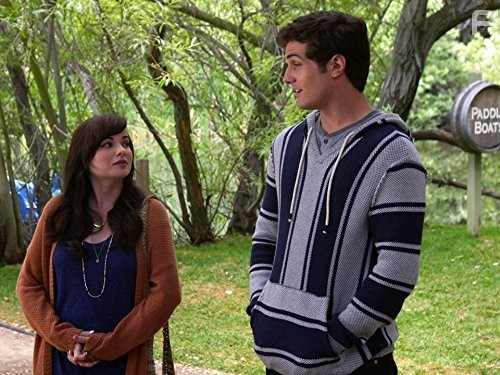 Beau Mirchoff and Ashley Rickards in Неуклюжая (2011)