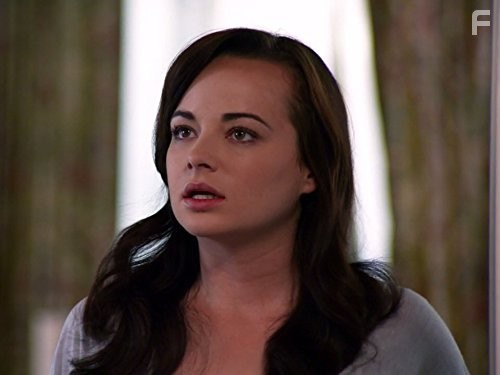 Ashley Rickards in Неуклюжая (2011)