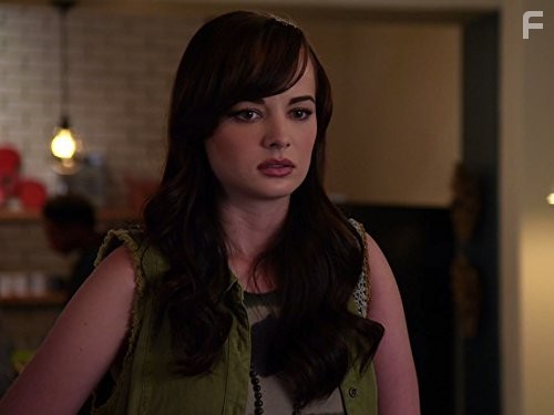 Ashley Rickards in Неуклюжая (2011)