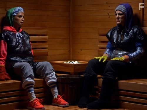 Barret Swatek and Molly Tarlov in Неуклюжая (2011)