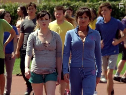 Nikki Deloach and Ashley Rickards in Неуклюжая (2011)