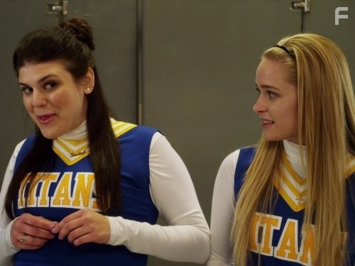 Molly Tarlov and Greer Grammer in Неуклюжая (2011)