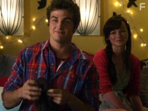 Beau Mirchoff and Ashley Rickards in Неуклюжая (2011)