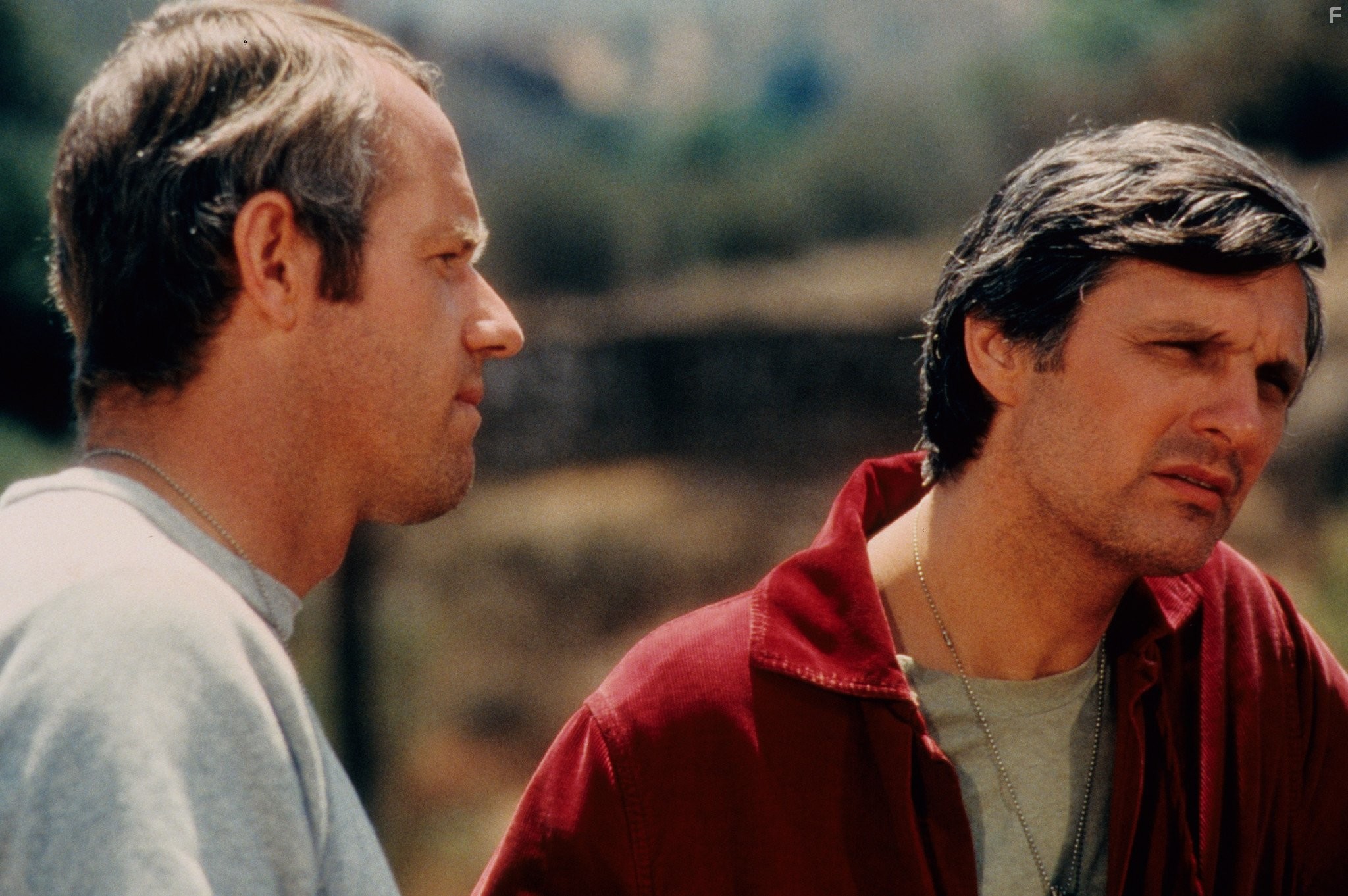 Alan Alda and Mike Farrell in Чертова служба в гoспитале M*A*S*H (1972)