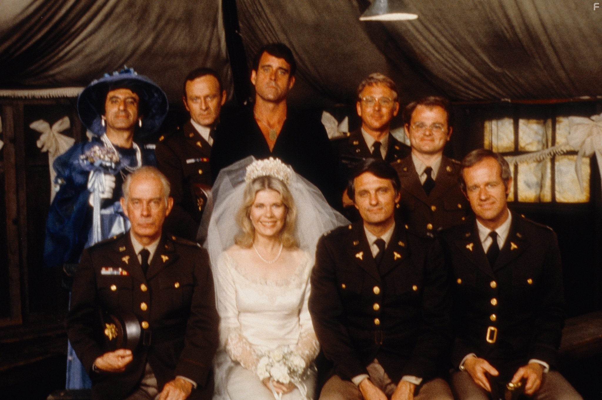 Alan Alda, Gary Burghoff, Beeson Carroll, William Christopher, Jamie Farr, Mike Farrell, Larry Linville, Harry Morgan, and Loretta Swit in Чертова служба в гoспитале M*A*S*H (1972)