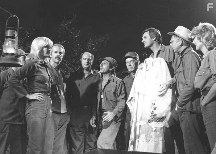 Alan Alda, David Ogden Stiers, William Christopher, Jamie Farr, Mike Farrell, Harry Morgan, and Loretta Swit in Чертова служба в гoспитале M*A*S*H (1972)