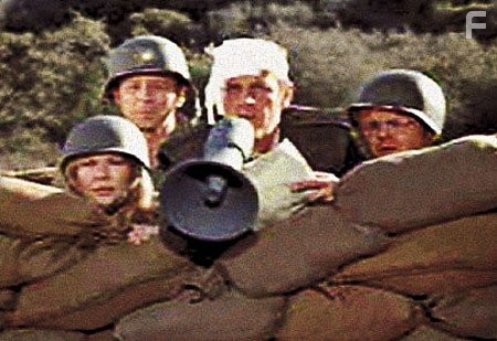 Gary Burghoff, Larry Linville, McLean Stevenson, and Loretta Swit in Чертова служба в гoспитале M*A*S*H (1972)