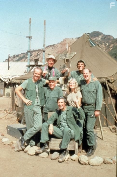 Alan Alda, David Ogden Stiers, William Christopher, Jamie Farr, Mike Farrell, Harry Morgan, and Loretta Swit in Чертова служба в гoспитале M*A*S*H (1972)