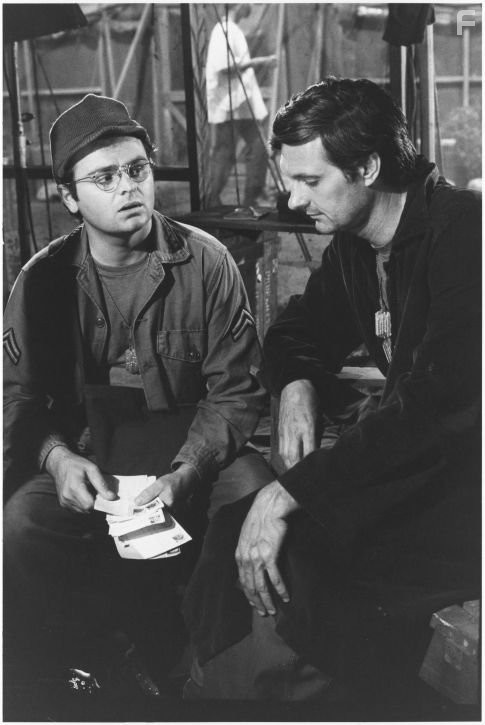 Alan Alda and Gary Burghoff in Чертова служба в гoспитале M*A*S*H (1972)