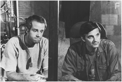 Alan Alda and Mike Farrell in Чертова служба в гoспитале M*A*S*H (1972)