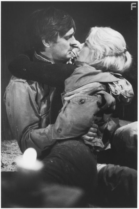 Alan Alda and Loretta Swit in Чертова служба в гoспитале M*A*S*H (1972)