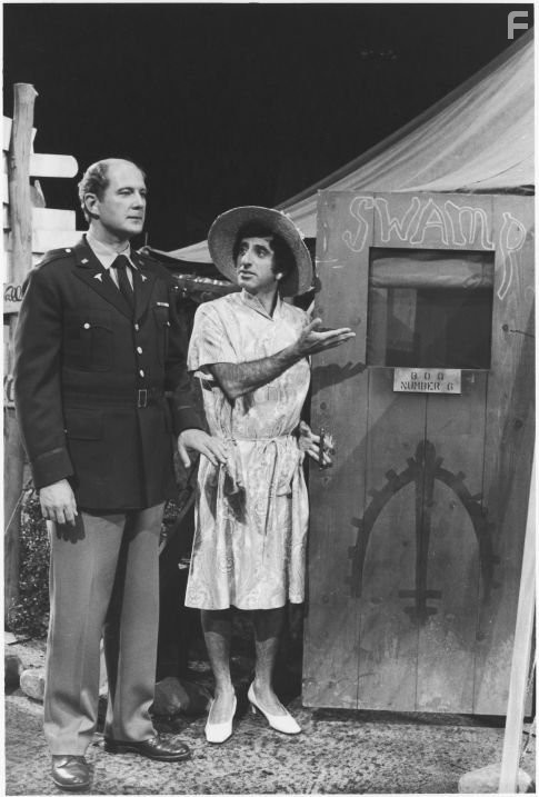 David Ogden Stiers and Jamie Farr in Чертова служба в гoспитале M*A*S*H (1972)