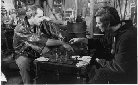 Alan Alda and Mike Farrell in Чертова служба в гoспитале M*A*S*H (1972)