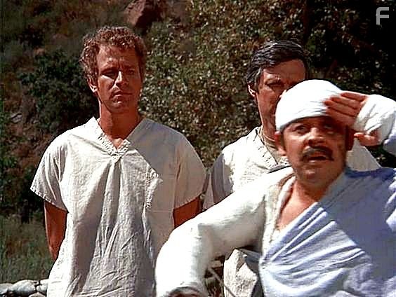 Alan Alda, Michael Keller, and Wayne Rogers in Чертова служба в гoспитале M*A*S*H (1972)
