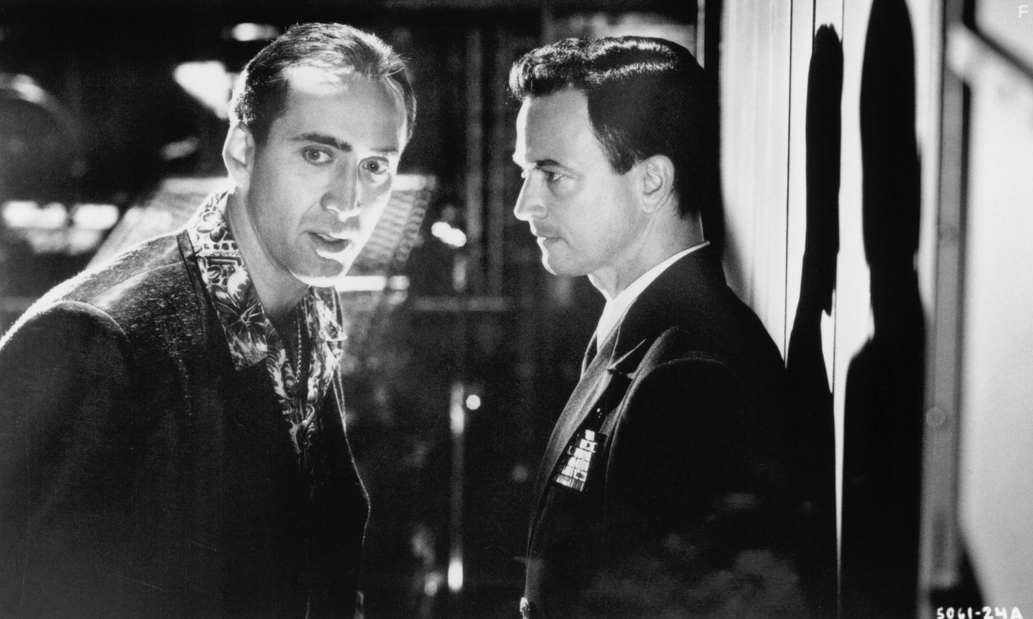 Nicolas Cage and Gary Sinise in Глаза змеи (1998)