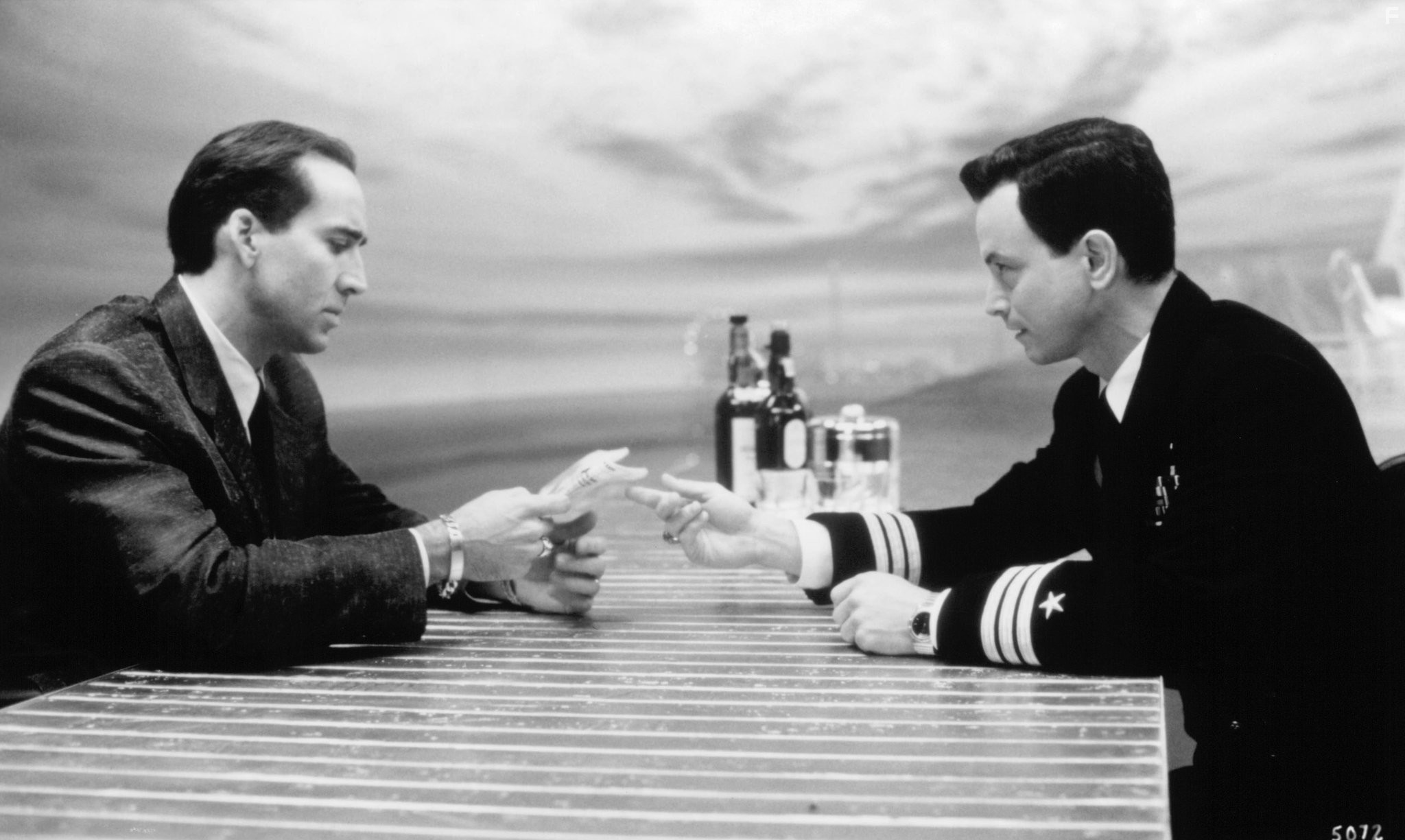 Nicolas Cage and Gary Sinise in Глаза змеи (1998)