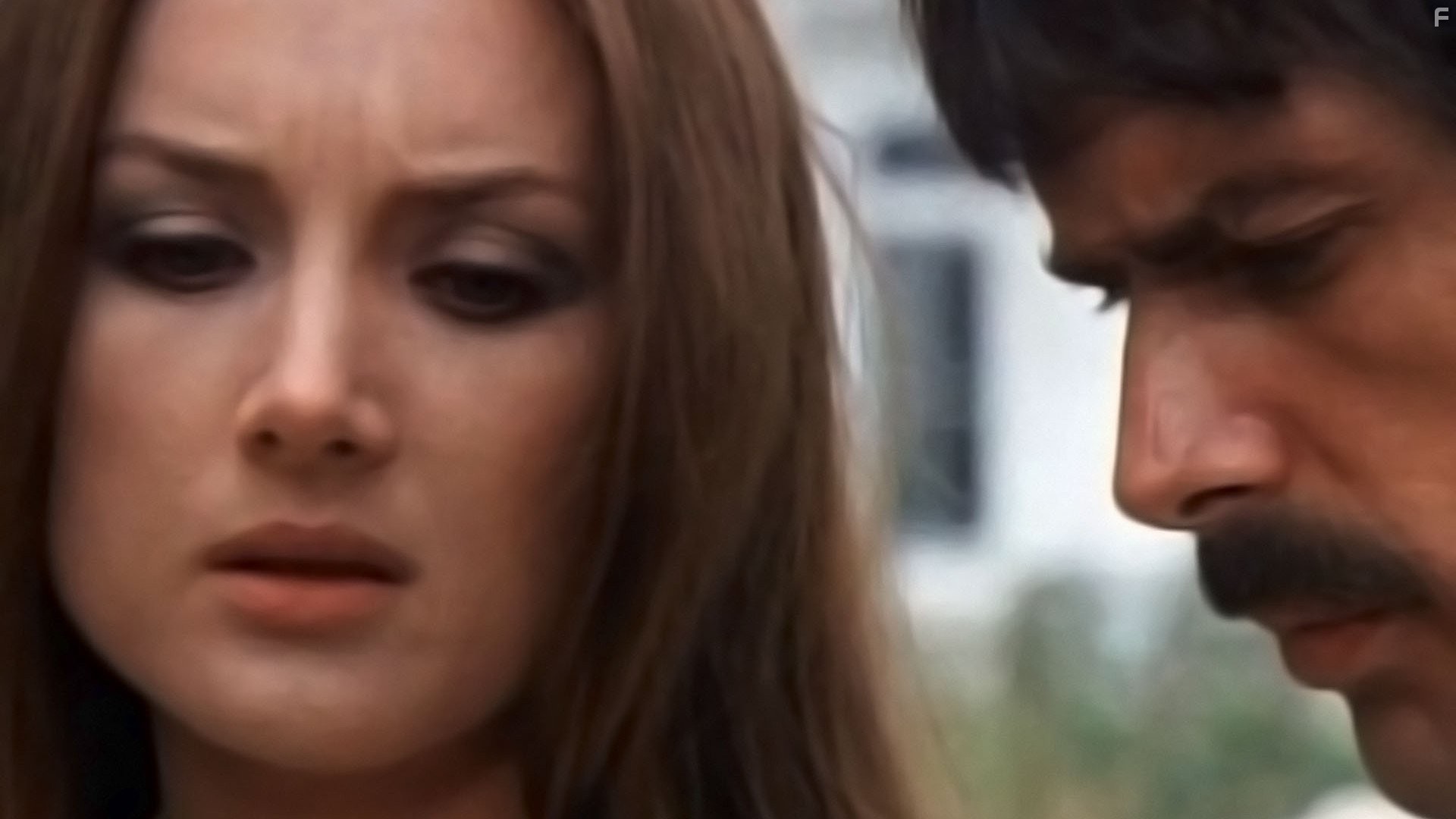 Barbara Bouchet and Tomas Milian in Муки невинных (1972)