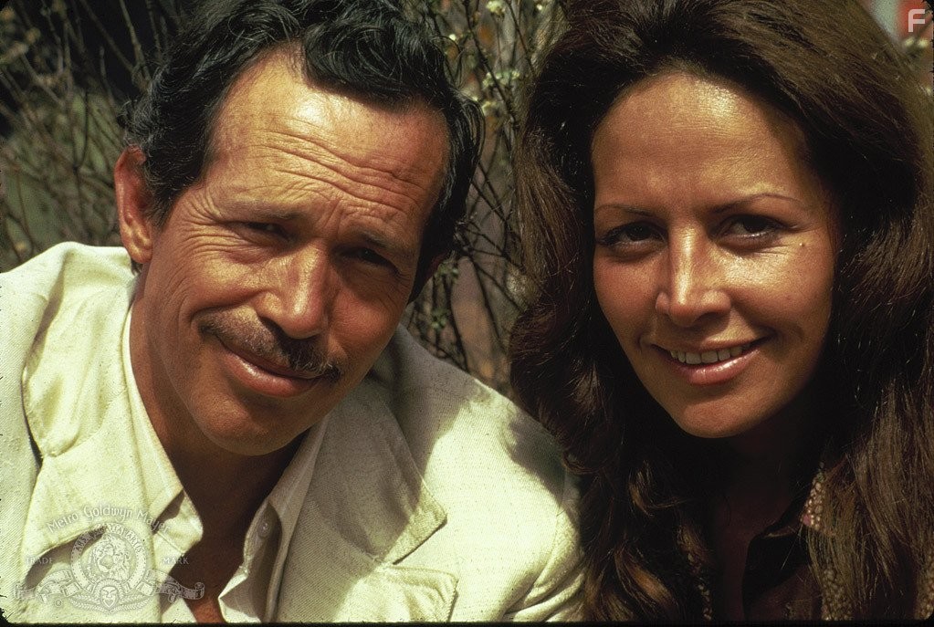 Warren Oates and Isela Vega in Принесите мне голову Альфредо Гарсия (1974)