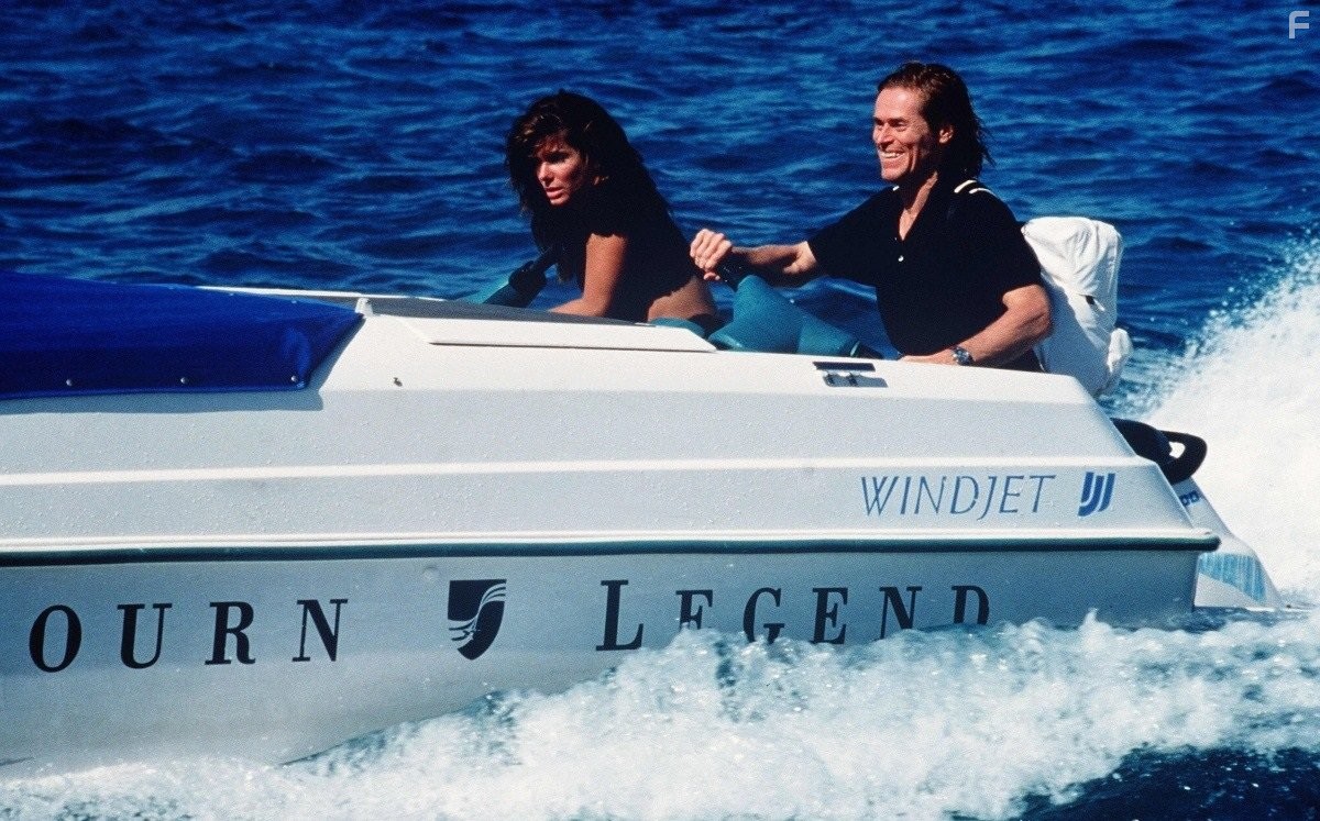 Sandra Bullock and Willem Dafoe in Скорость 2: Контроль над круизом (1997)