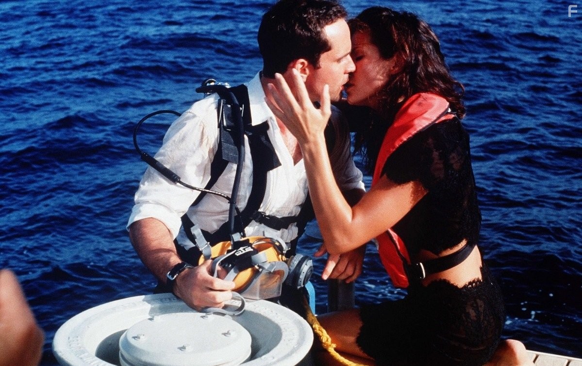 Sandra Bullock and Jason Patric in Скорость 2: Контроль над круизом (1997)