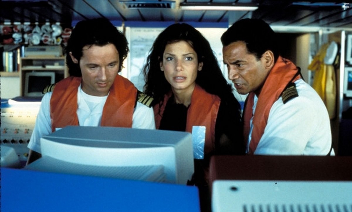 Sandra Bullock, Brian McCardie, and Temuera Morrison in Скорость 2: Контроль над круизом (1997)