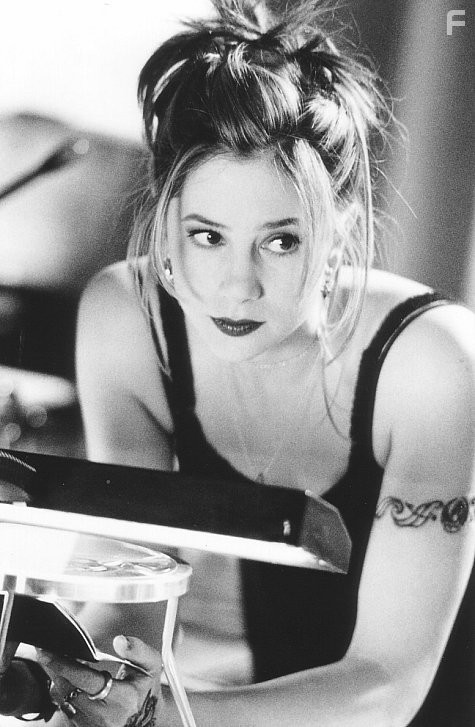 Mira Sorvino in Убийцы на замену (1998)