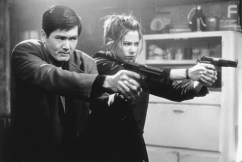 Mira Sorvino and Yun-Fat Chow in Убийцы на замену (1998)