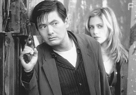 Mira Sorvino and Yun-Fat Chow in Убийцы на замену (1998)