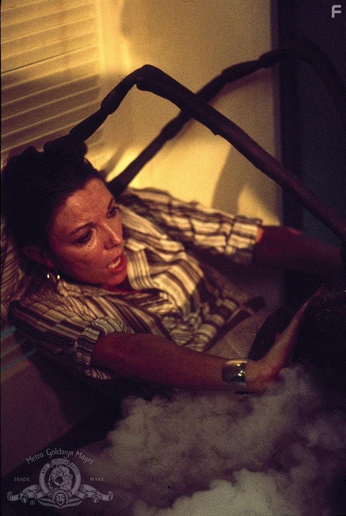 Joan Collins in Империя муравьев (1977)