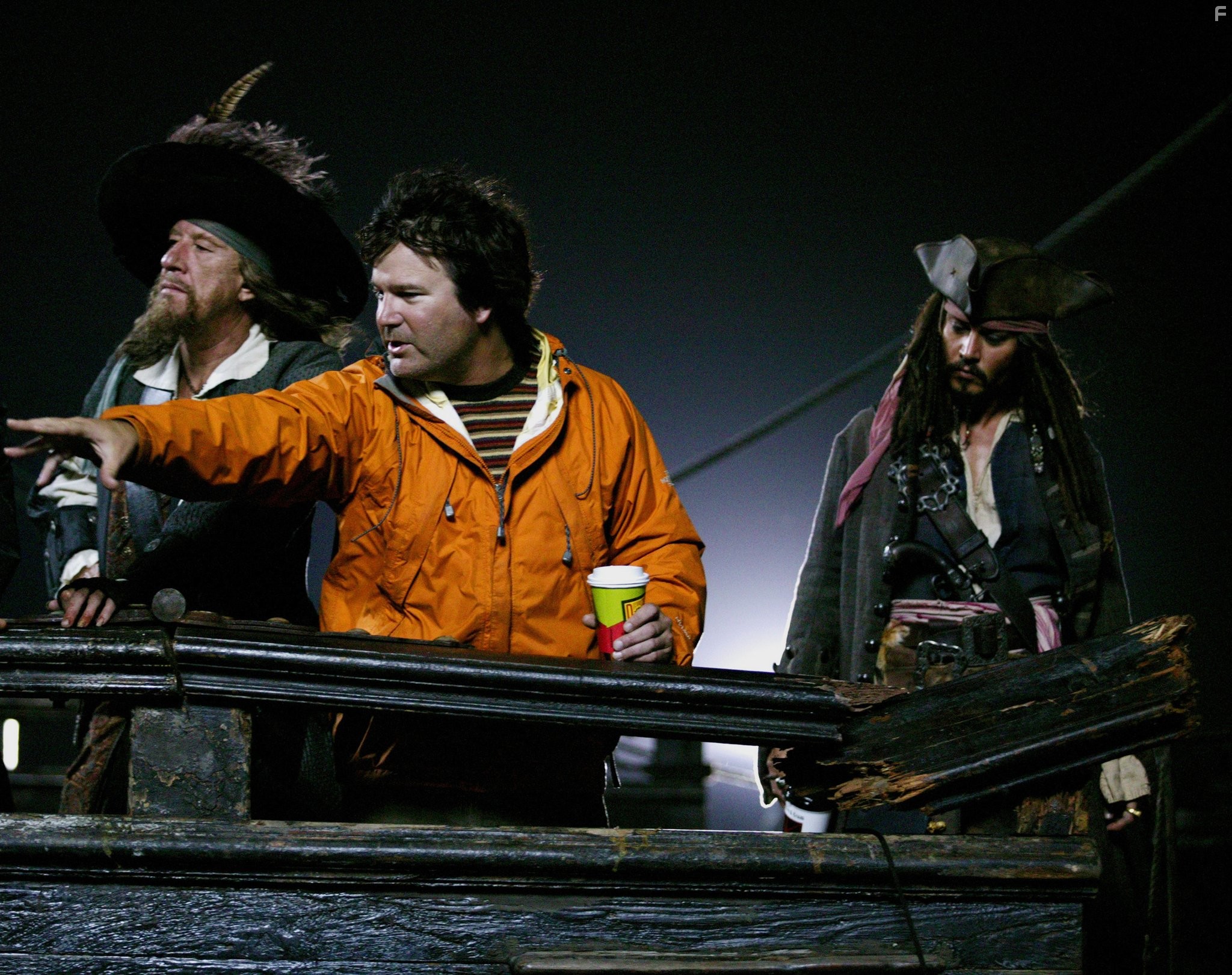 Johnny Depp, Geoffrey Rush, and Gore Verbinski in Пираты Карибского моря: На краю Света (2007)