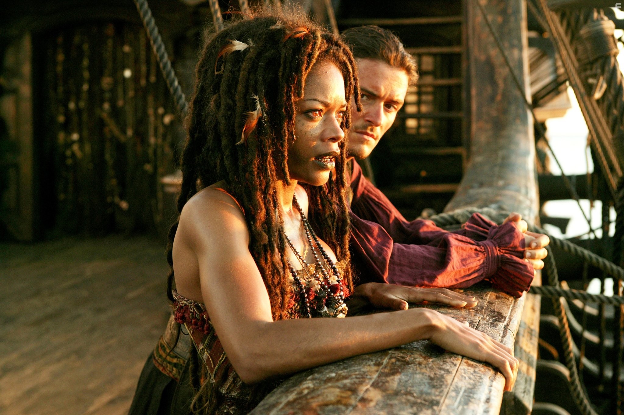 Orlando Bloom and Naomie Harris in Пираты Карибского моря: На краю Света (2007)