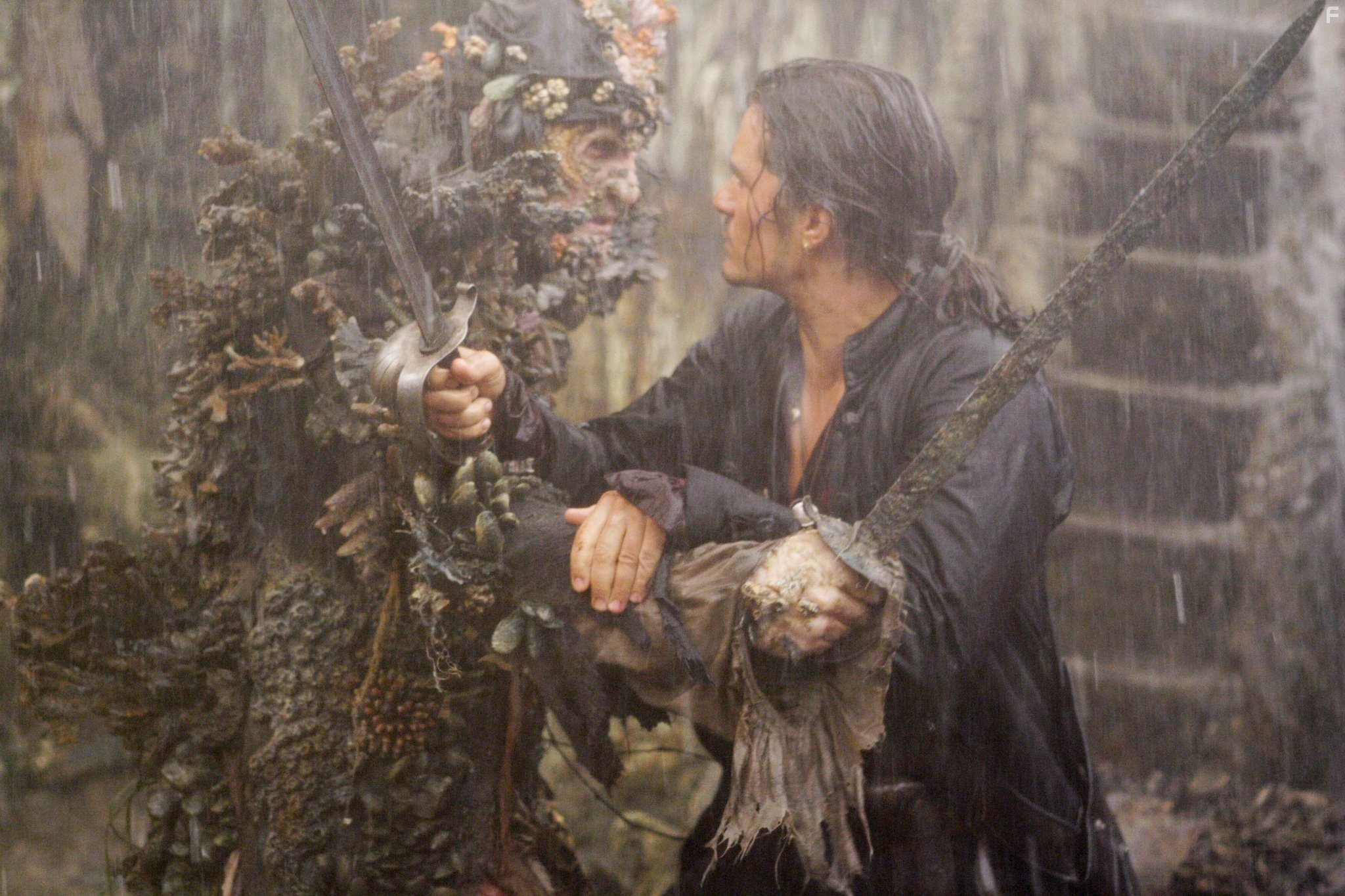 Stellan Skarsg?rd and Orlando Bloom in Пираты Карибского моря: На краю Света (2007)