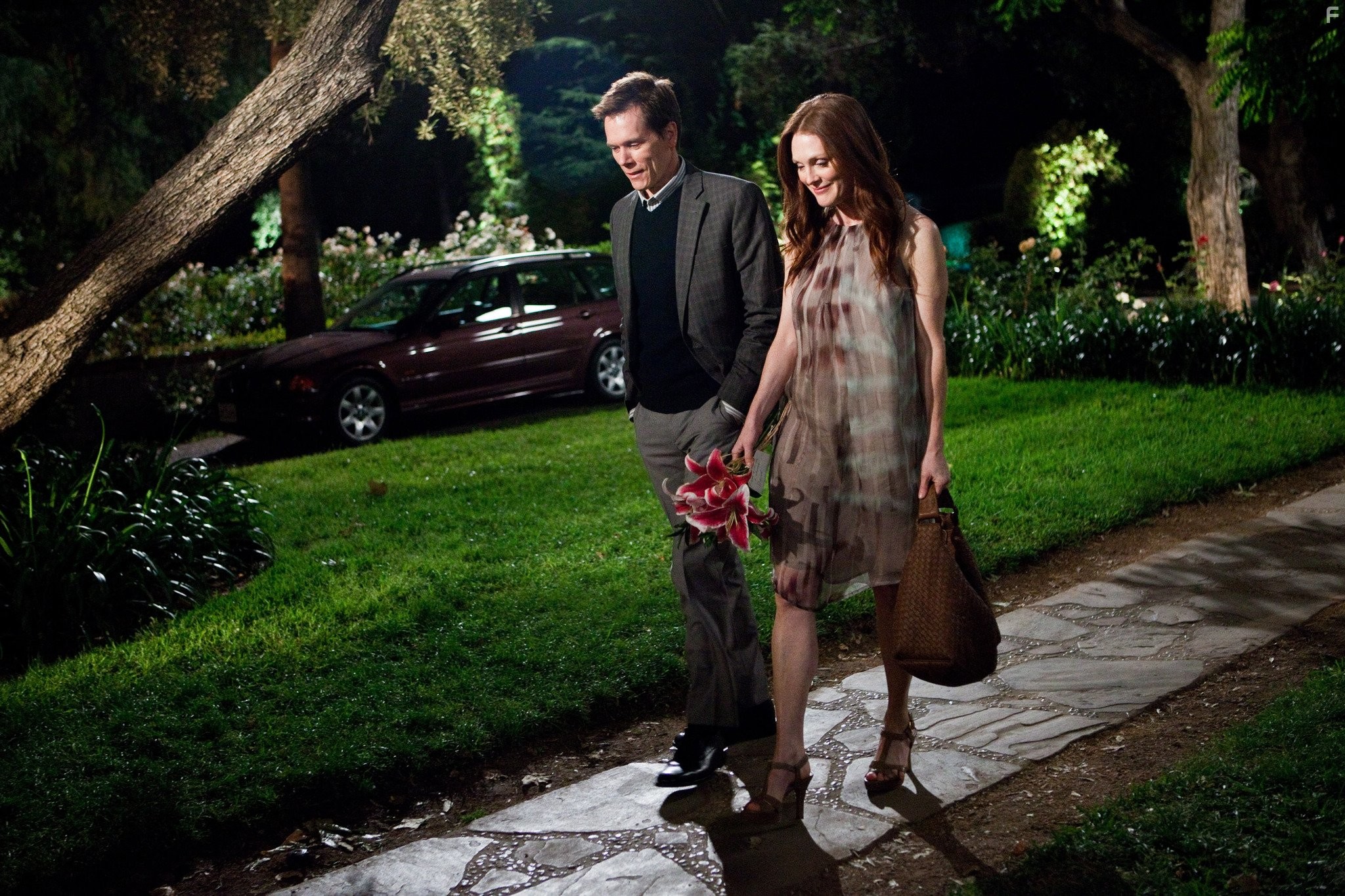 Kevin Bacon and Julianne Moore in Эта дурацкая любовь (2011)