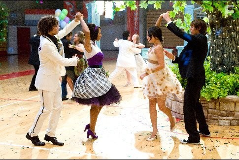 Corbin Bleu, Monique Coleman, Vanessa Hudgens, and Zac Efron in Классный мюзикл: Выпускной (2008)