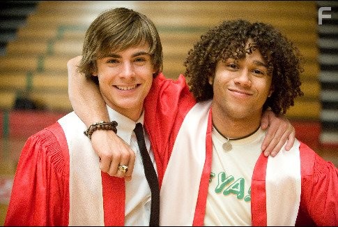 Corbin Bleu and Zac Efron in Классный мюзикл: Выпускной (2008)